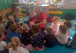 Dzieci słuchają ratownika