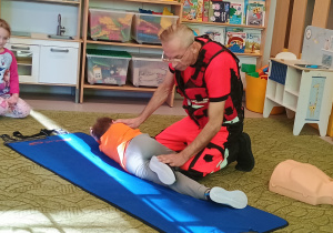 Chłopiec prezentuje pozycję bezpieczną boczną