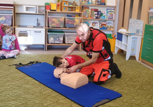 Chłopiec sprawdza oddech na fantomie