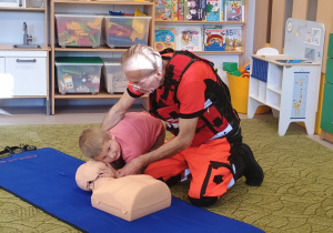 Chłopiec sprawdza oddech na fantomie