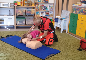 Dziewczynka sprawdza oddech na fantomie