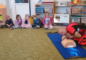 Ratownik medyczny pokazuje jak sprawdzić oddech