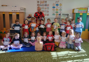 Zdjęcie grupowe z ratownikiem