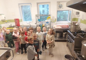 Dzieci oglądają kuchnię
