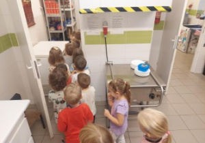 Dzieci wchodzą do spiżarni