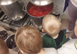 Pani kucharka pokazuje dzieciom zupę