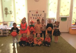 Dzieci pozują do zdjęcia grupowego