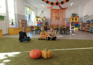 Dzieci słuchają ciekawostek na temat dyni