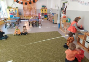 Dzieci bawią się w zabawę ciepło-zimno