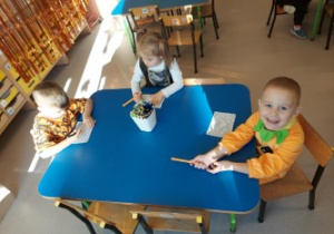 Dzieci wykonują pracę plastyczną