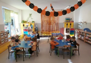 Dzieci kolorują dynie