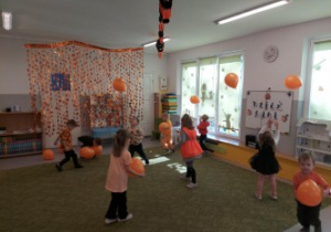 Dzieci bawią się balonami