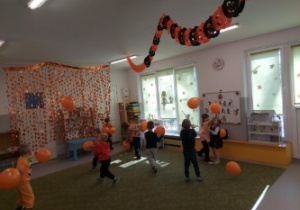 Dzieci tańczą z balonami