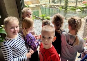 Dzieci oglądają krokodyle