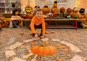 Chłopiec kładzie obrazek na dywanie