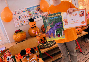 Chłopiec pokazuje dyplom