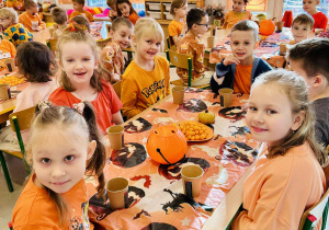 Dzieci piją sok i jedzą przekąski