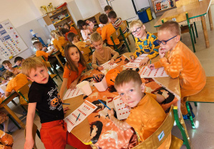 Dzieci wykonują zadanie