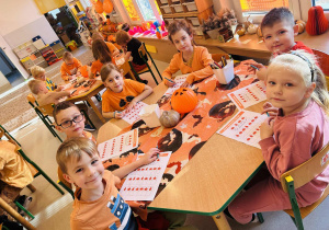 Dzieci wykonują zadanie przy stoliku