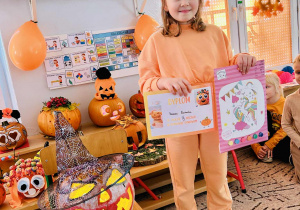 Dziewczynka pokazuje dyplom