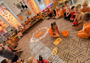 Dziewczynka rozwiązuje zadanie