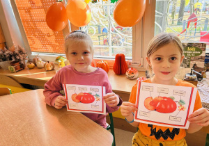 Dziewczynki pokazują swoje prace