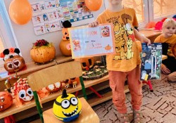 Chłopiec trzyma dyplom