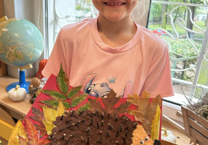 Dziewczynka prezentuje swoją pracę konkursową