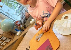 Dziewczynka wykonuje jeża