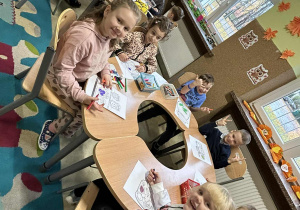 Dzieci kolorują obrazek