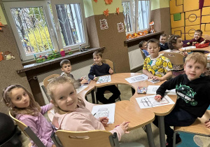 Dzieci kolorują obrazek