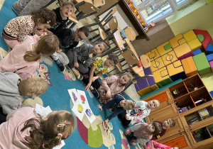 Dzieci oglądają obrazki