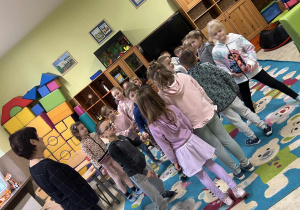 Dzieci uczestniczą w zabawie ruchowej