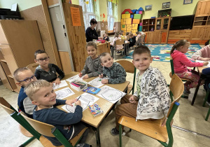 Dzieci wykonują zadanie przy stliku