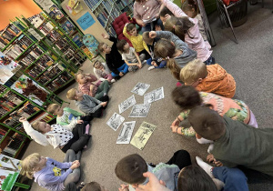 Dzieci oglądają obrazki