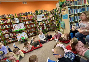 Dzieci słuchają opowiadania