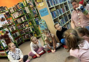 Dzieci słuchają opowiadania