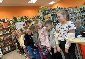 Dzieci stoją w rzędzie