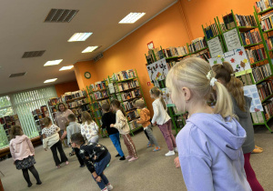 Dzieci uczestniczą w zabawie ruchowej