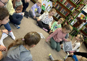 Dziewczynka ogląda obrazek