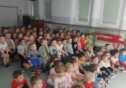 Dzieci oglądają spektakl