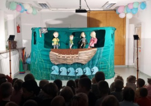 Bohaterowie bajki na łodzi