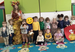 Dzieci pozują do zdjęcia grupowego