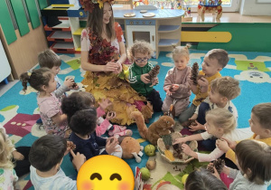 Dzieci wymieniają się spostrzeżeniami z Panią Jesień na temat darów jesieni