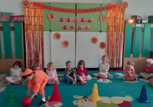 Chłopiec toczy dynie