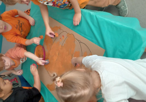 Dzieci malują dynie