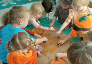 Dzieci malują dynie