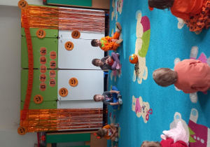 Dzieci podają dynie w kole