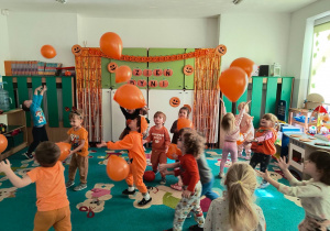 Dzieci podrzucają balony