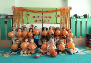 Dzieci pozują do zdjęcia z balonami